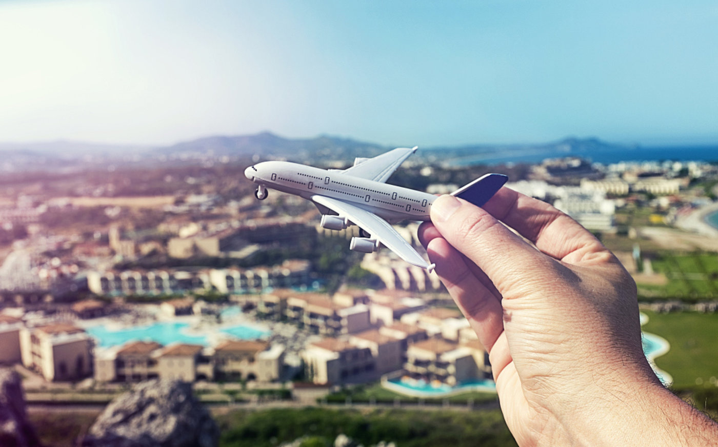 清明假期，同程旅行推出的“机票盲盒”活动，引爆各大社交平台，一度冲上微博热搜。